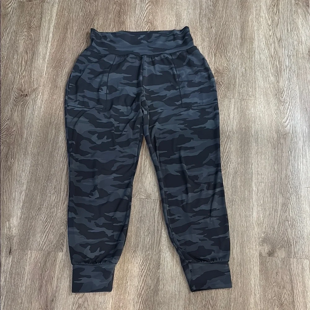 Athleta Salutation Camo Jogger.size M. - Picture 2 of 8